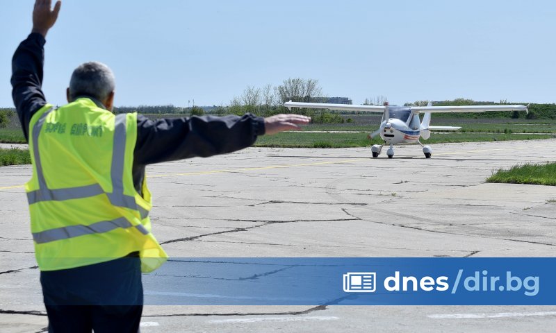 Снимка: За влизането в Шенген: Близо 40 самолета от Румъния кацат на летището в Балчик