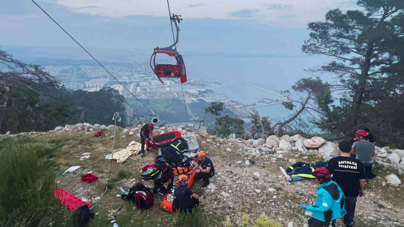 Спасиха с хеликоптери 183-имата блокирани пътници след лифтовата катастрофа в Анталия