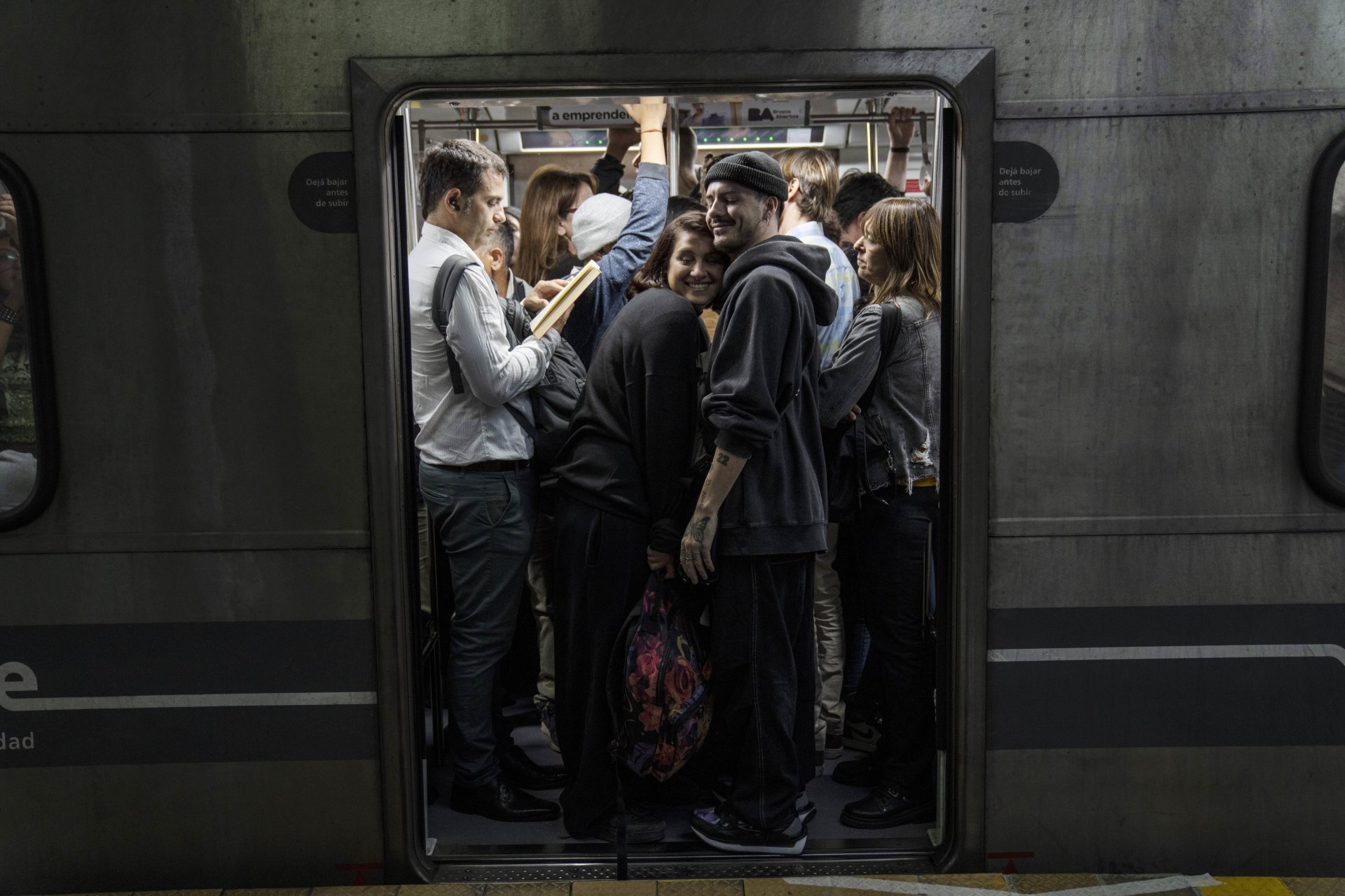 Натъпкани в метрото на Буенос Айрес аржентинци на 12 април