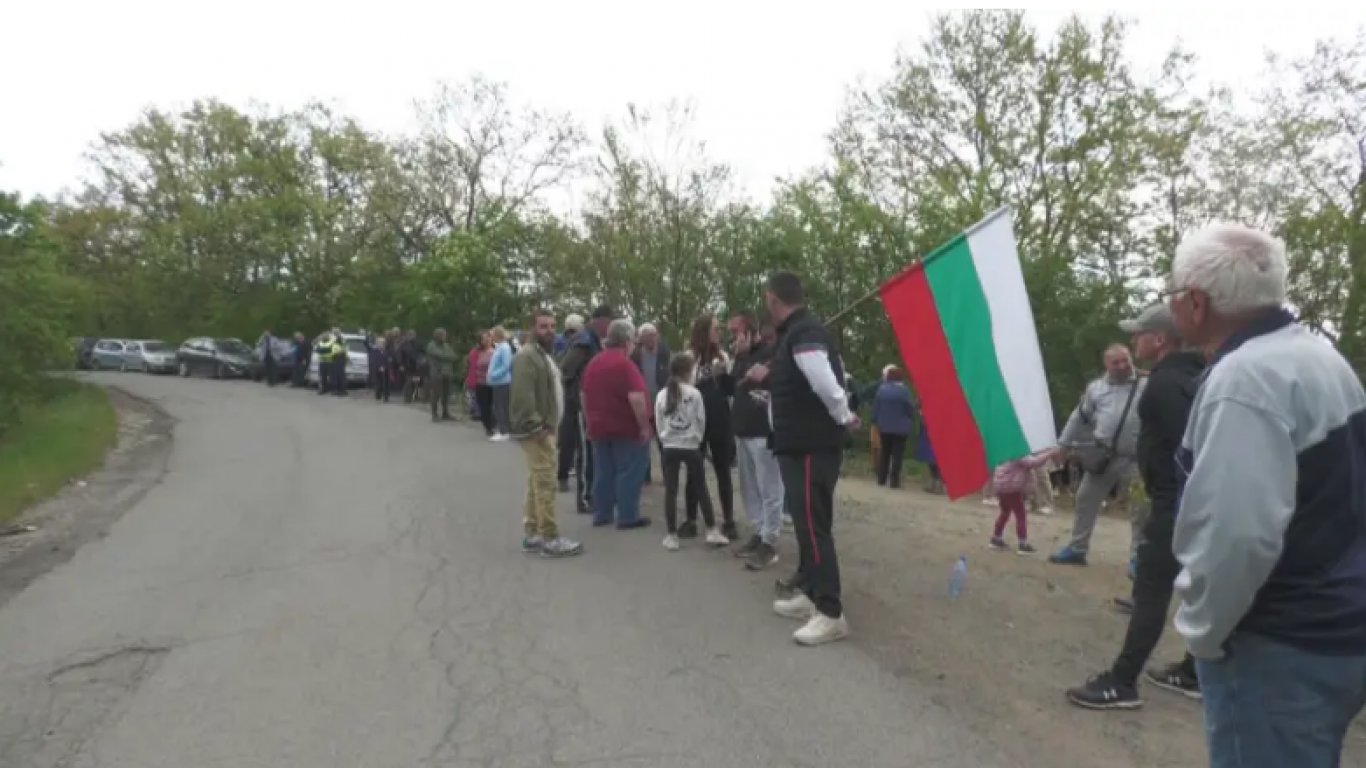 Спукани гуми, изкривени джанти: Бургаско село се надигна заради надупчения Дюлинския проход