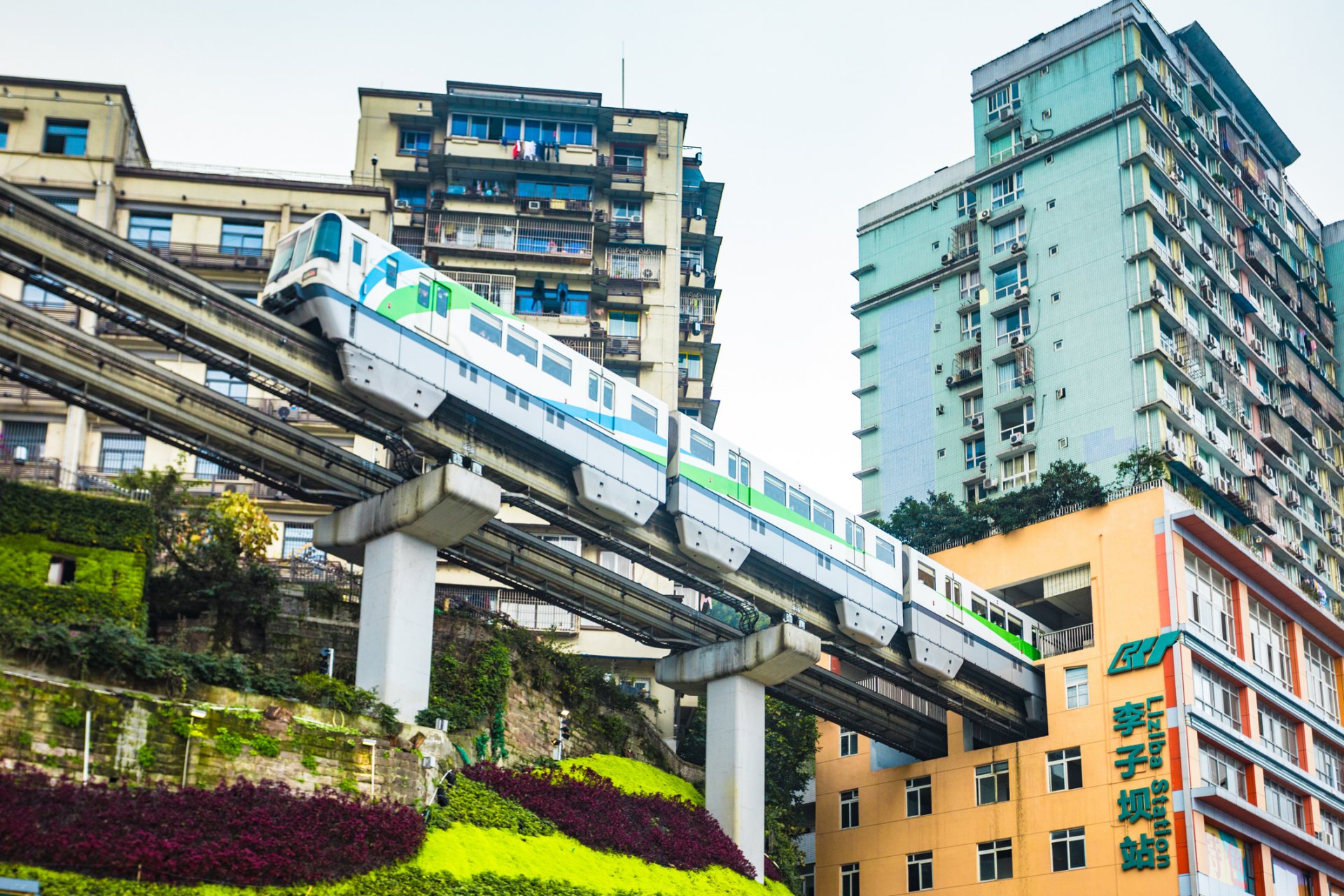 Култовото влакче на метрото преминава през жилищен блок в Чунцин
