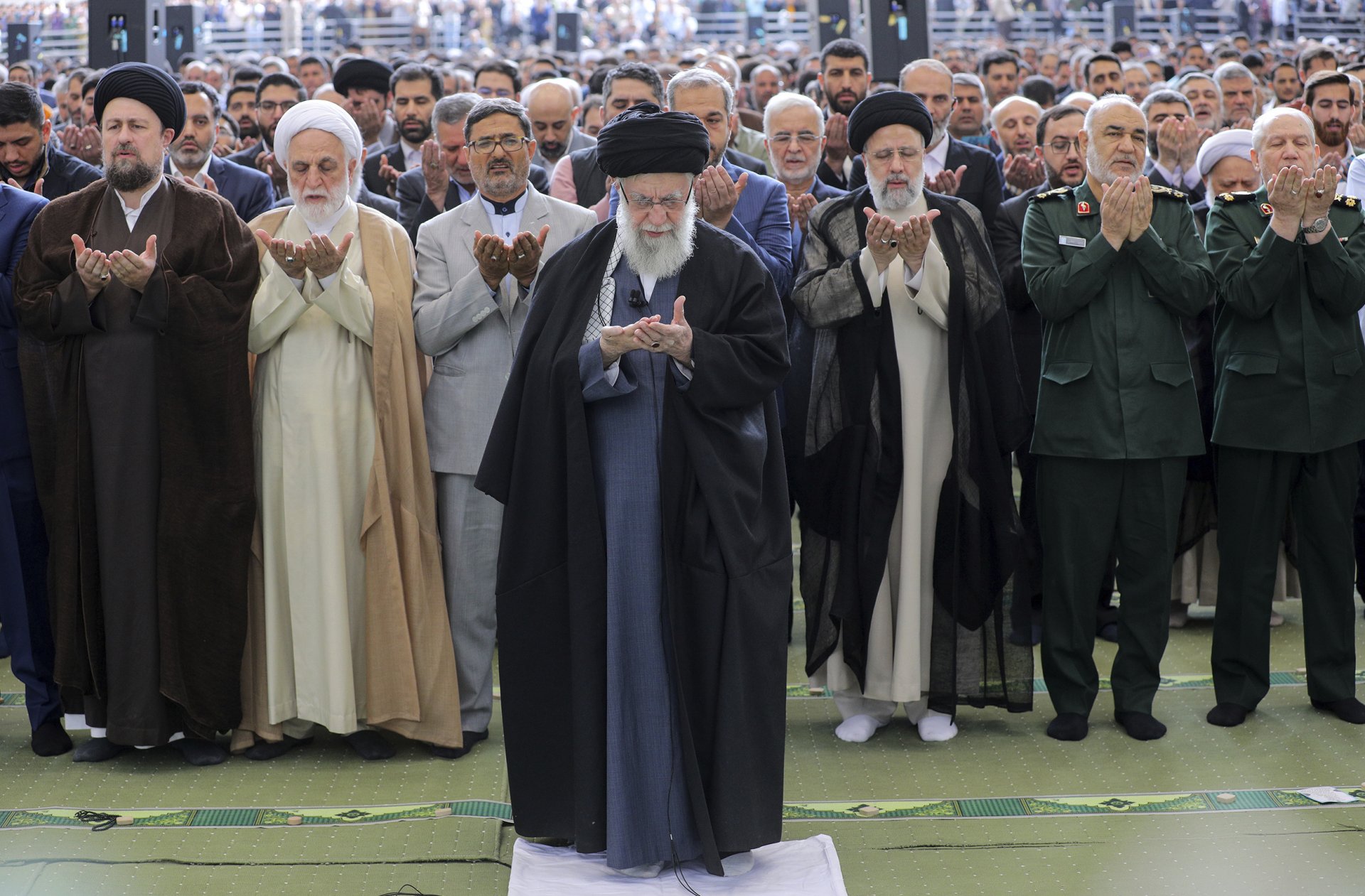 Иранският духовен водач Али Хаменей води молитва за Рамадан в Техеран на 10 април