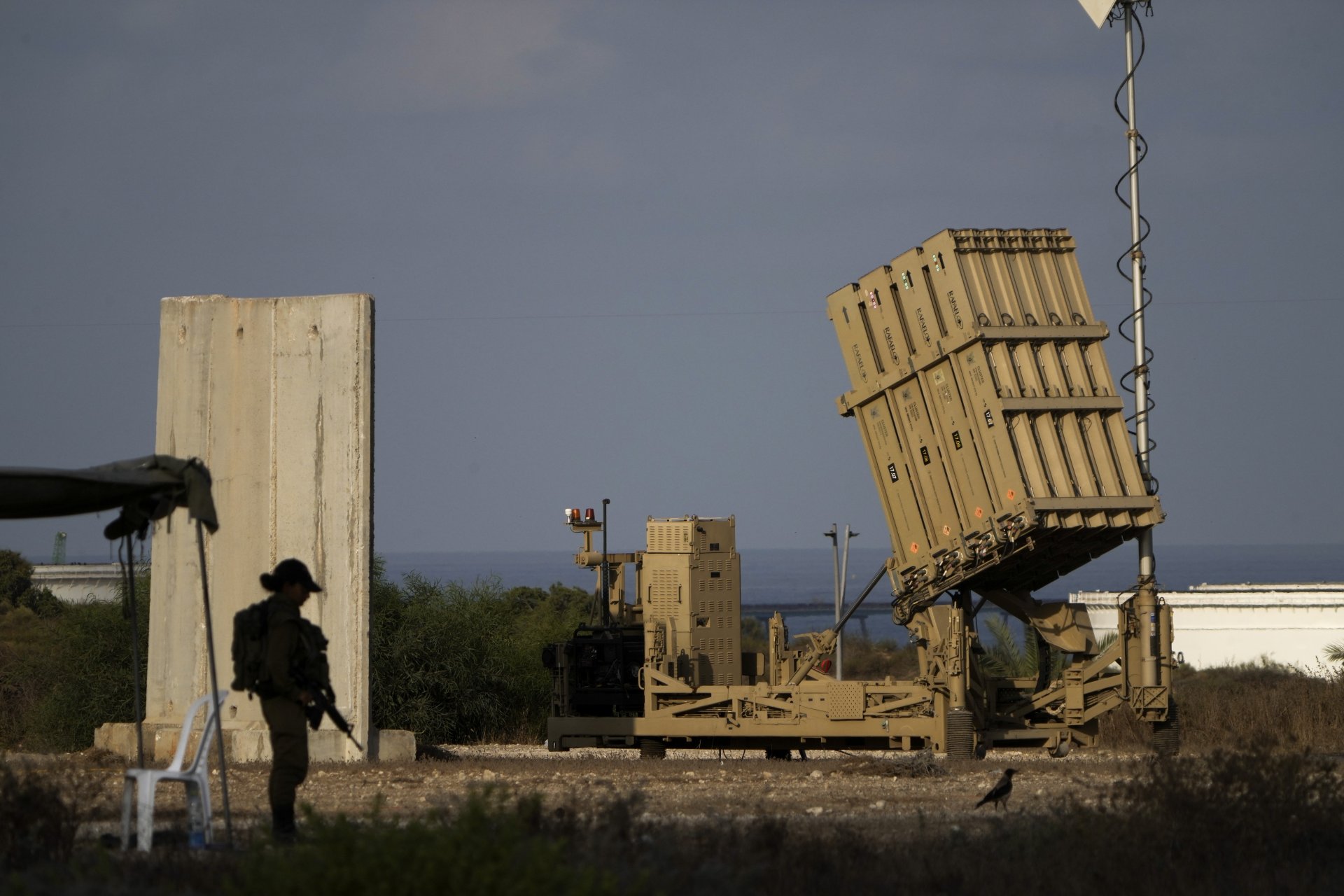 Батарея от израелската система за противовъздушна отбрана "Железен купол", използвана при отразяването на снощното нападение на Иран