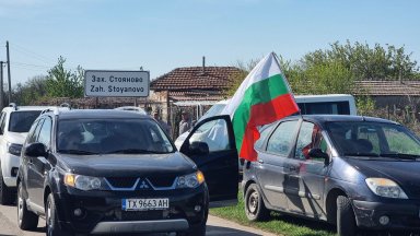 Всички снимки Кметът на с Захари Стояново каза че са