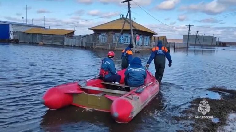 Потопът в Русия: Към Курган приближава 6-метрова вълна, евакуираха 13 000 души (видео)
