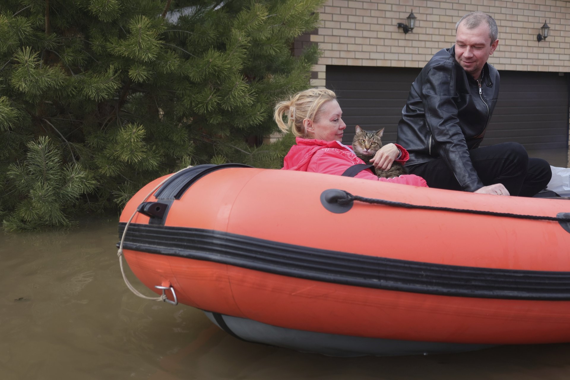 Спасители евакуират хора и домашни любимци в Оренбург