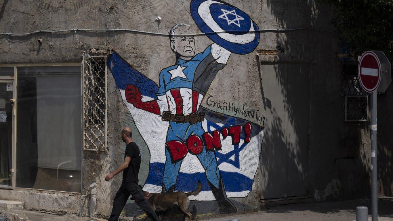 "Уолстрийт Джърнъл": Израел отблъсна атаката с чужда помощ, но ще се справи ли без нея?