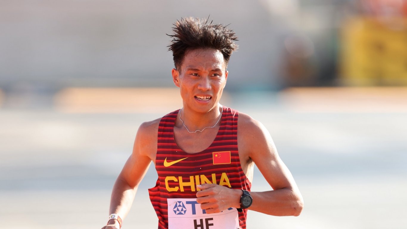 Погнаха китайска звезда в атлетиката заради схема с африканци (Видео)