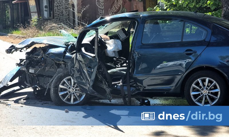 Снимка: Челен сблъсък на изхода на Добрич към Варна, бременна жена е била в една от колите
