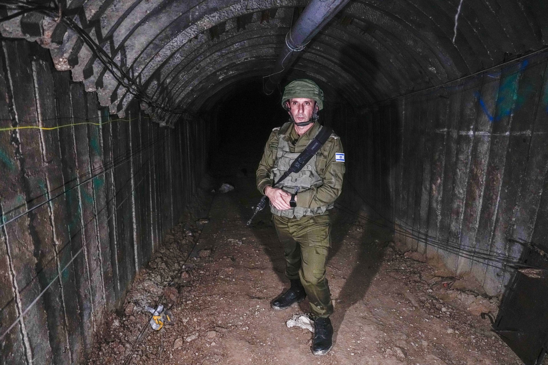 Даниел Хагари, говорителят на израелските сили за отбрана, в открит тунел, който бойците на "Хамас" са използвали за атаката си в северната част на ивицата Газа на 7 октомври 2023 г. (снимката е направена на 15 декември 2023 г.)