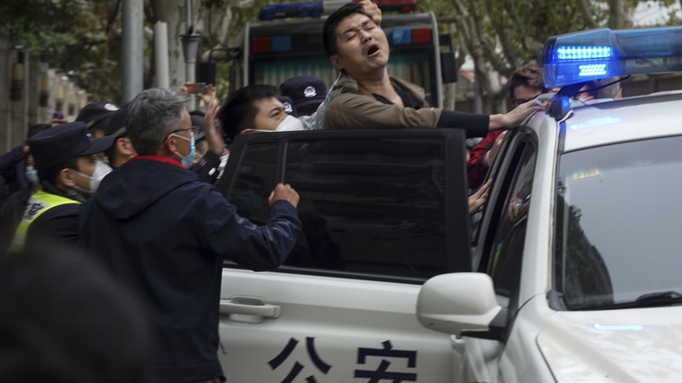 Доклад на правозащитини организации: Китай репресира близките на активисти