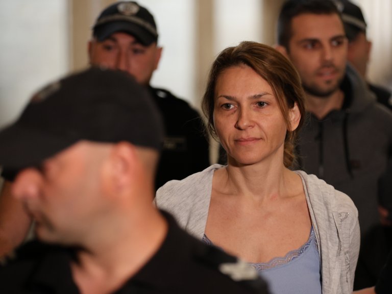 Бившата шефка на митниците Петя Банкова вече е обвиняема и за принуда