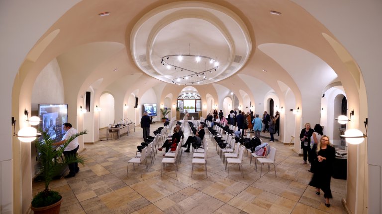 Реновираната зала "Яйцето" в СУ вече е модерен конферентно-изследователски център (снимки)