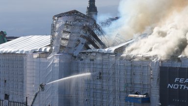 Изгоря историческата сграда на старата фондова борса в Копенхаген (снимки/видео)