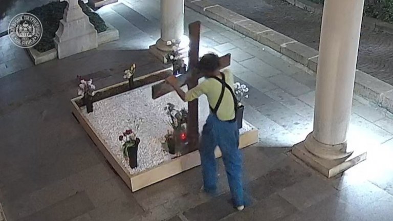 Мъж е поругал гроба на патриарх Неофит, охранителните камери са го заснели (видео)