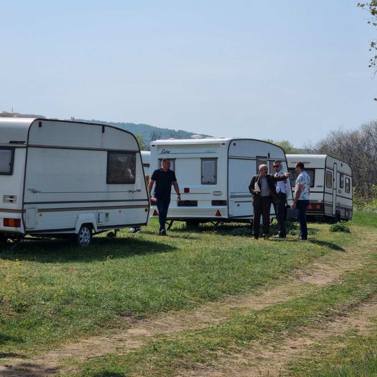 Собственици на незаконно поставени каравани край Черноморец започнаха да ги премахват