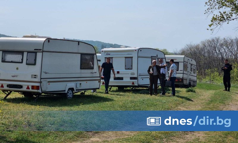 Снимка: Собственици на незаконно поставени каравани край Черноморец започнаха да ги премахват