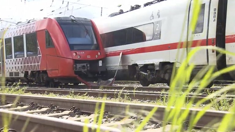 Сблъсък на влакове на гара в Германия, има пострадали (видео)