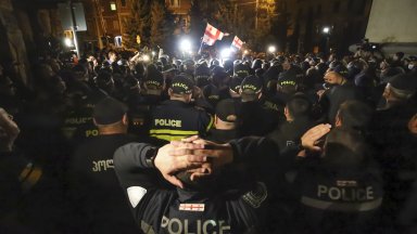 Около 10 000 души се събраха пред сградата на законодателния