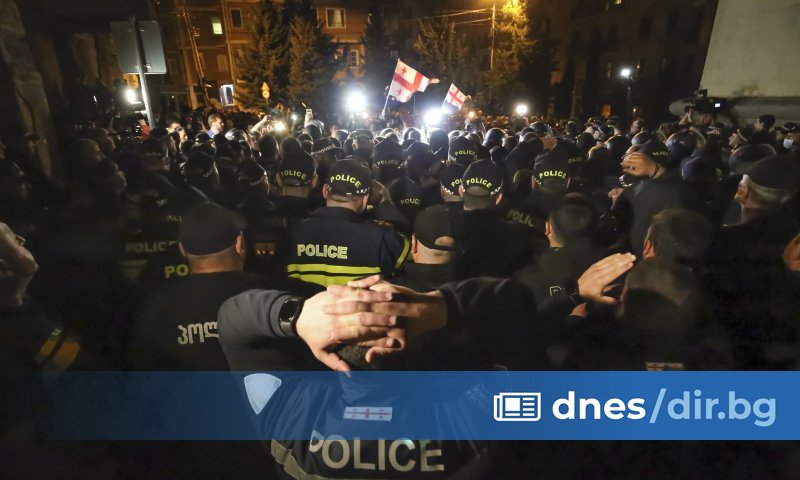 Около 10 000 души се събраха пред сградата на законодателния