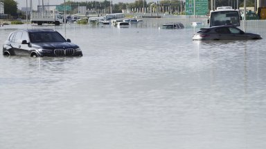 Дубай е под вода след проливни дъждове, 10 ученици изгубиха живота си в Оман (снимки)