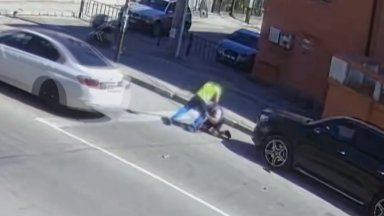 Нападението се случва на 15 април посред бял ден в