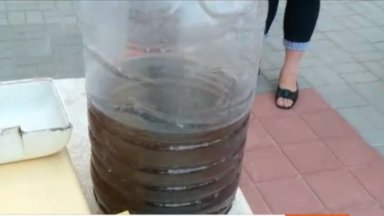 От четири години в селото тече черна вода тъй като