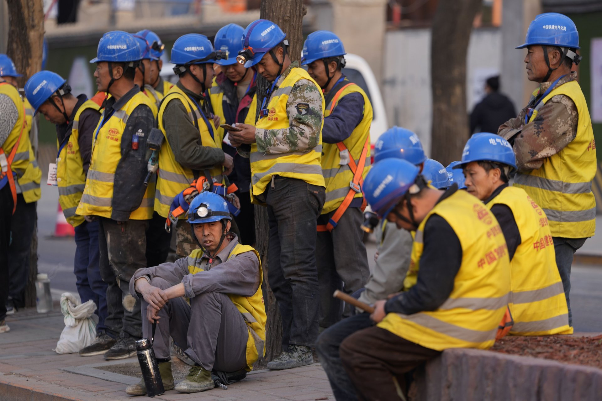 Работници чакат транспорт пред строителна площадка в Пекин, 9 април 2024 г. В Китай има истинско усещане за нестабилност, според мениджър на компания