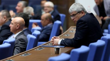 ГЕРБ и ПП-ДБ се надцакваха с оттегляне на оставки в НЗОК: Парламентът освободи управителя