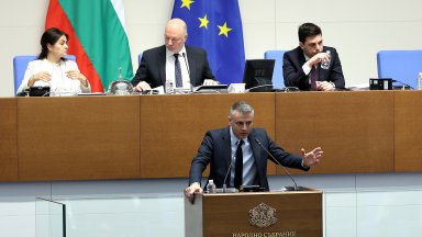 В началото на заседанието председателят на парламента Росен Желязков обяви