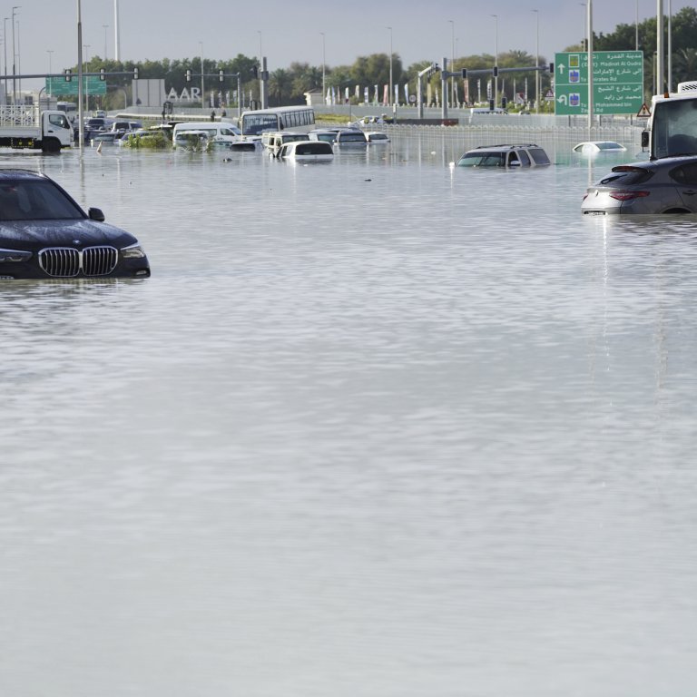 Международното летище на Дубай е наводнено: Отменени са полети от и до София 