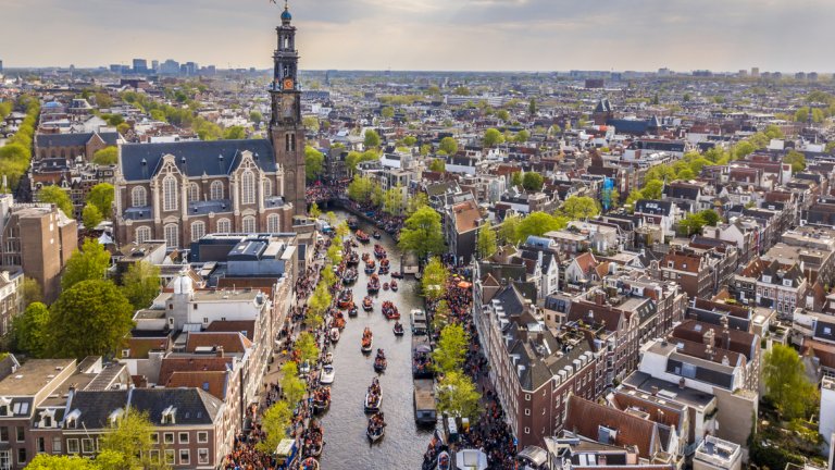 Амстердам намалява наполовина речните круизни кораби