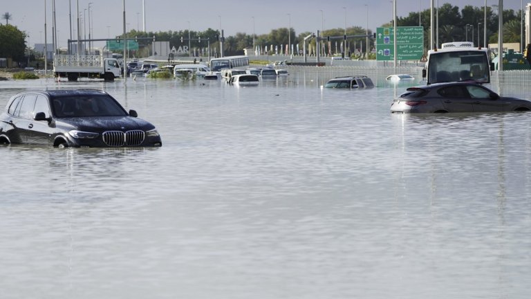 Близо 100 българи са блокирани на летището в Дубай заради наводненията (видео/снимки)