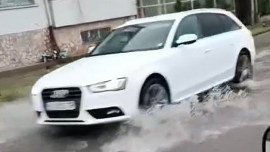 Пороен дъжд във Варна, коли пропаднаха в наводнени пътища (видео)