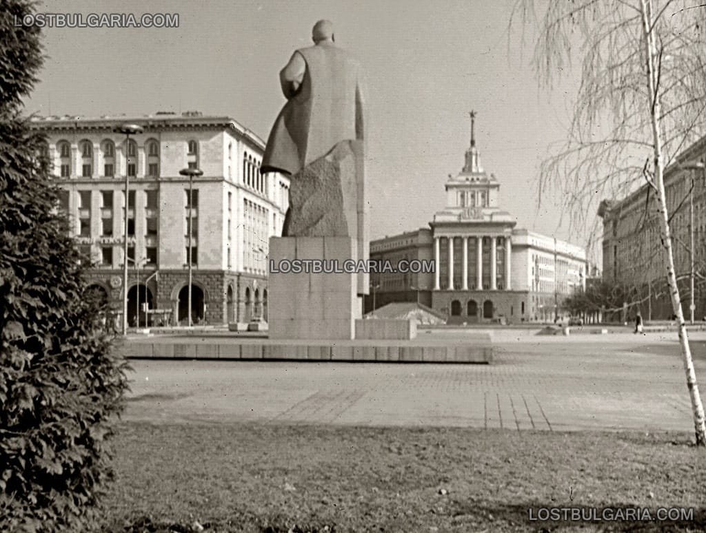 Най-големият балкански соцмол под погледа на Ленин. Снимка: lostbulgaria