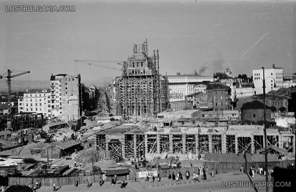 Строежът на ЦУМ и на останалите сгради в т.нар. Ларго. Снимка: lostbulgaria