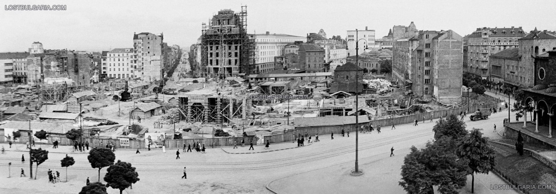 Строежът на ЦУМ и на останалите сгради в т.нар. Ларго. Снимка: lostbulgaria