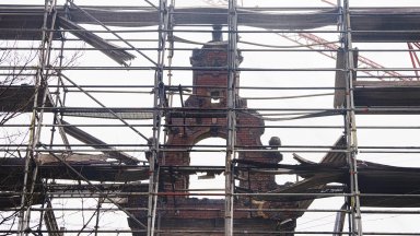 Огънят който избухна във вторник предизвика срутването на островърхата кула