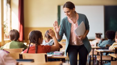 Проучване: Учителите планират добре уроци, но трудно дават свобода на учениците в клас