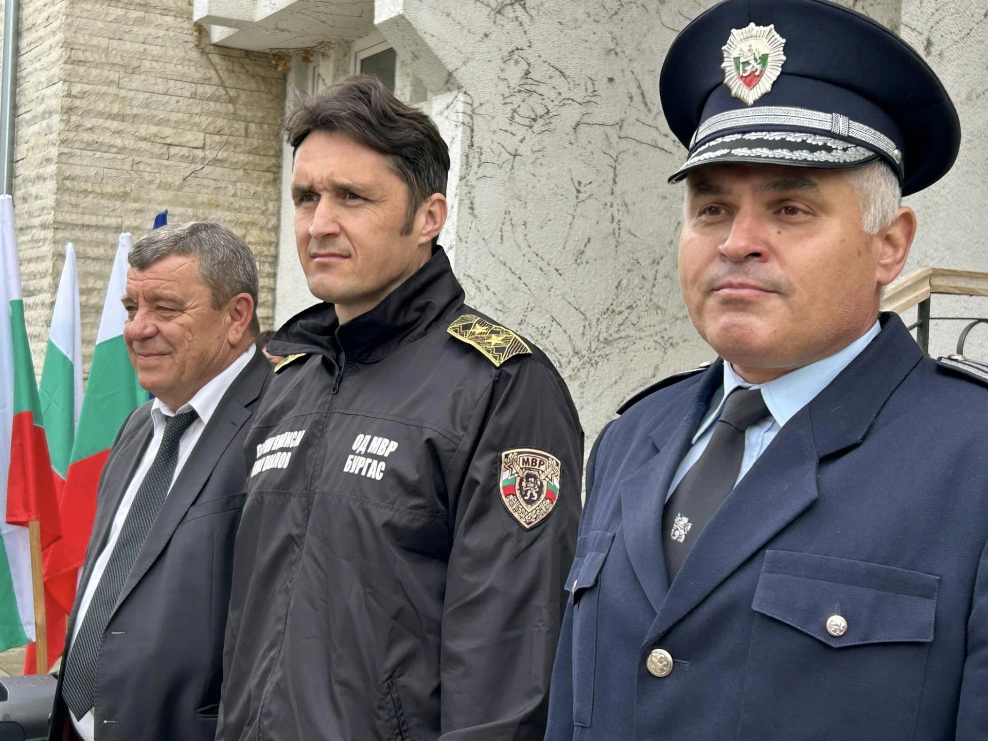 Главен комисар Емил Павлов (в средата) и главен инспектор Михаил Георгиев. Вляво е кметът на Камено Жельо Вардунски