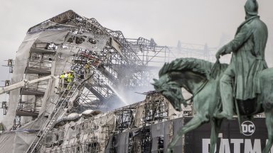 Щетите от пожара в историческата сграда в Копенхаген: Изгорял покрив, рухнала кула, подгизнали подове
