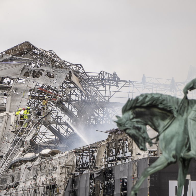 "Нотр Дам" 2: Рухна и основната фасада на изгорялата историческа сграда в Копенхаген