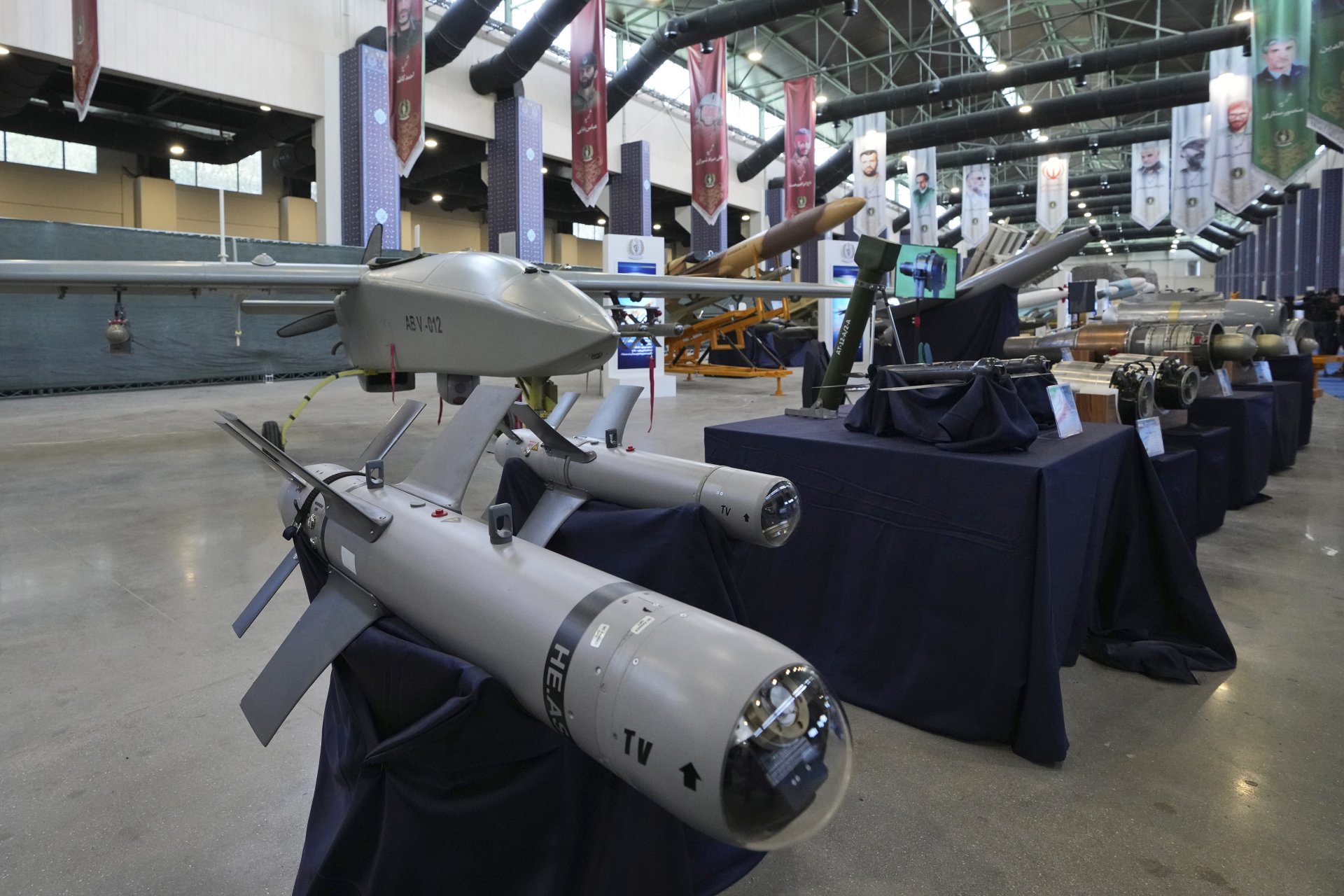 Ирански дронове и оръжия местно производство са изложени във военен обект в Техеран през август 2023 г. Иран редовно демонстрира ракети, дронове и крилати ракети собствено производство