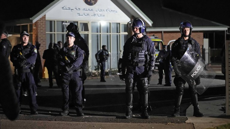 Юношата, намушкал епископ в Сидни, е обвинен в тероризъм