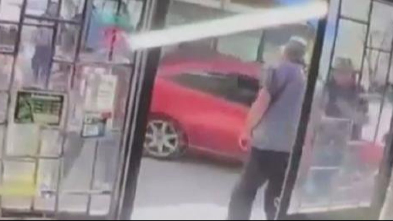 Двегодишно дете подкара колата на баща си и се вряза в заведение в Монтанско /Видео/