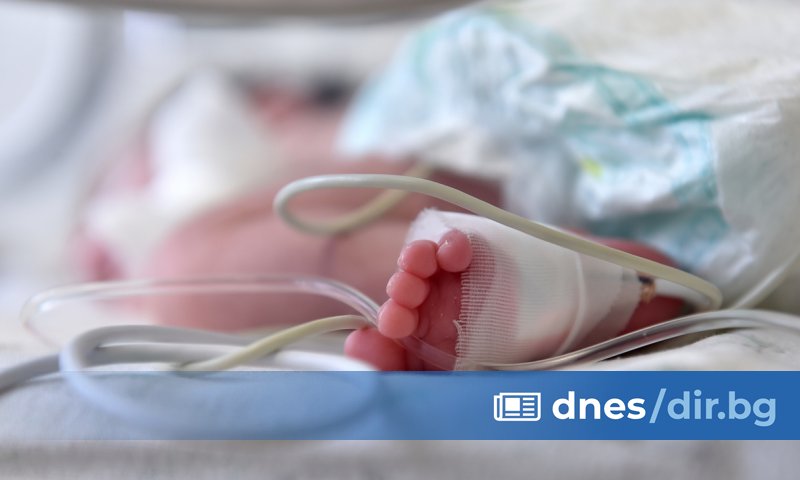 Новороденото бебе постъпва в интензивното неонатологично отделение с хрема, кашлица,
