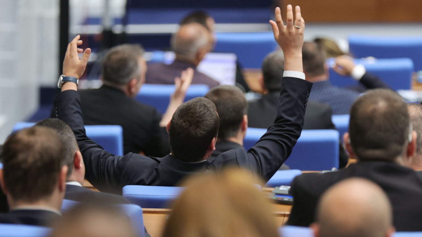 Депутатите забраниха рекламата на хазарта в медиите (снимки/видео)