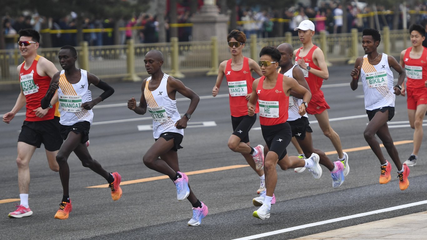 Отнеха скандалната победа на китайски маратонец, дисквалифицираха още трима