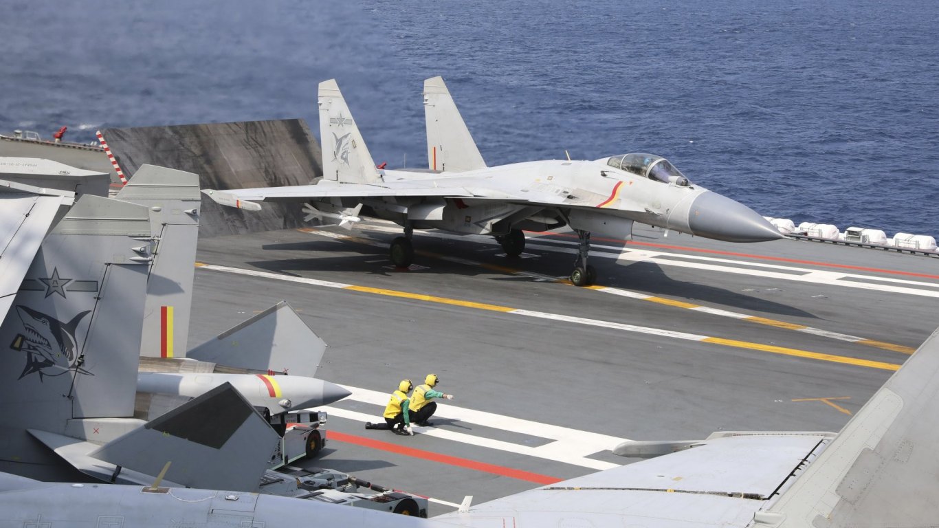 Тайпе засече 22 китайски военни самолета в Тайванския проток