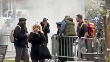 37 годишният Максуел Азарело се заля с течност след което хвърлил